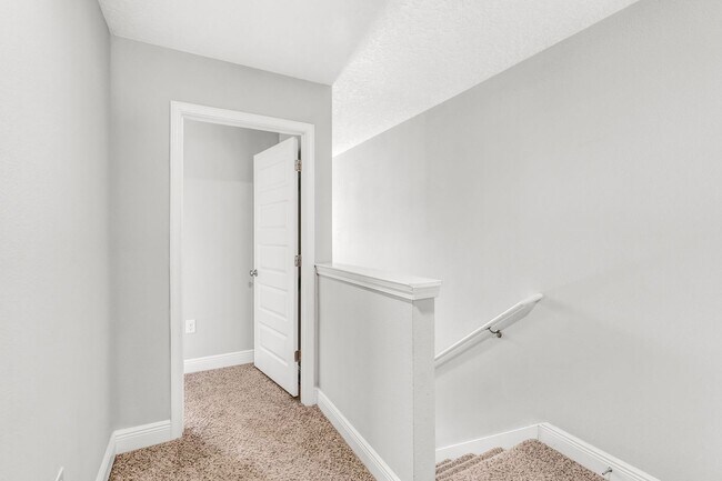 Building Photo - Newer 3 Bed/2.5 Bath Townhome with Modern ...