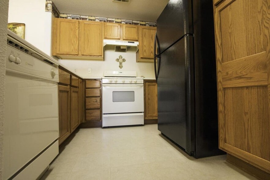 Building Photo - 6501 San Antonio Dr NE