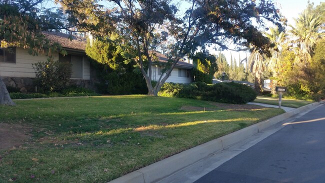 Building Photo - Spacious Duplex in South Redlands with Poo...