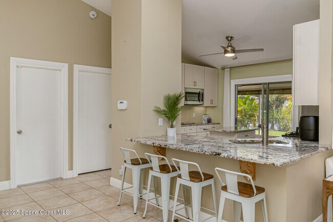 Building Photo - 4361 Silver Lake Dr