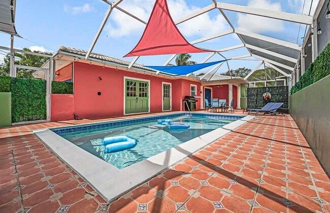 Building Photo - 532 N Palmway