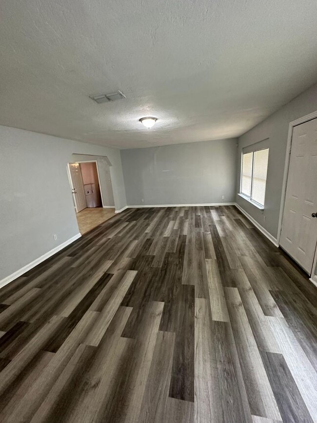 Building Photo - Renovated 3/1 Ready to Move In!