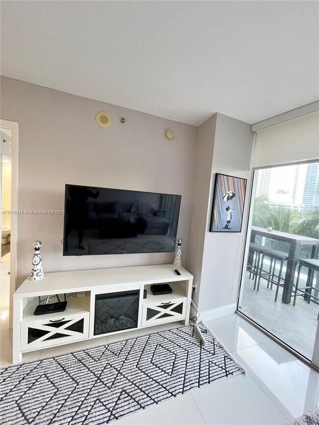 Building Photo - 465 Brickell Ave