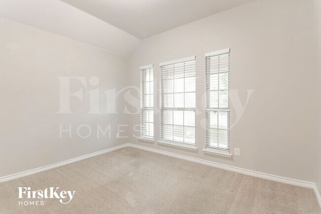 Building Photo - 573 Jamestown Ln