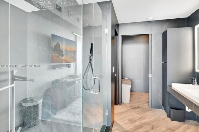 Building Photo - 2020 N Bayshore Dr