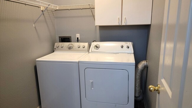 Building Photo - Spacious and turn key ready 2 bedroom apar...
