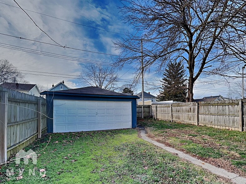 Building Photo - 153 N Oakley Ave