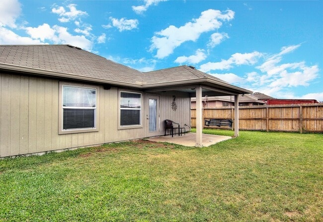 Building Photo - 3934 Los Arroyos Dr