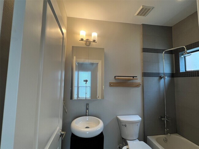 Building Photo - 2314 Camden Dr