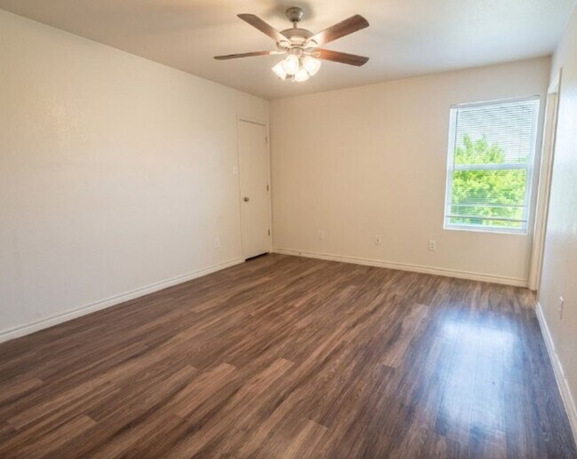 Building Photo - 815 Eastland Dr