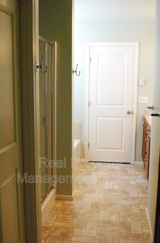 Building Photo - 10707 Ross Rd