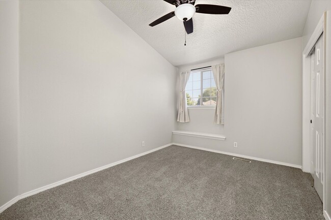 Building Photo - Beautifully Updated 4-Bedroom Home with 3-...