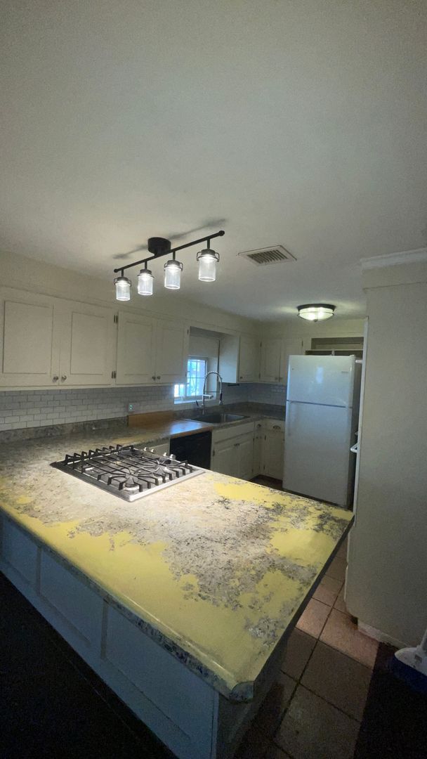 Building Photo - Charming and spacious 3-Bedroom 2 bath house.