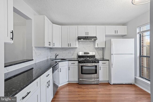 Building Photo - 6 Van Buren Pl