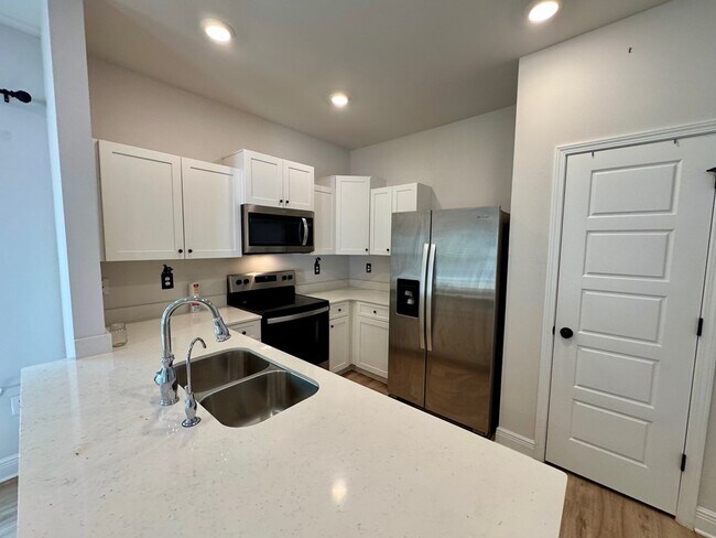 Building Photo - 272 The Prado