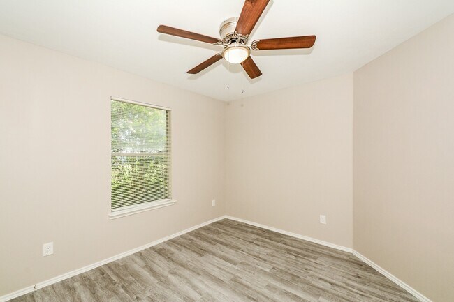 Building Photo - 8826 Pecan Pl Dr