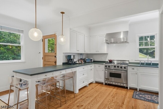 Building Photo - 40 Oakwood Ave