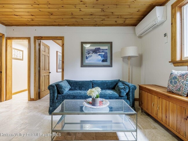 Building Photo - 10 Purdy Hollow Rd