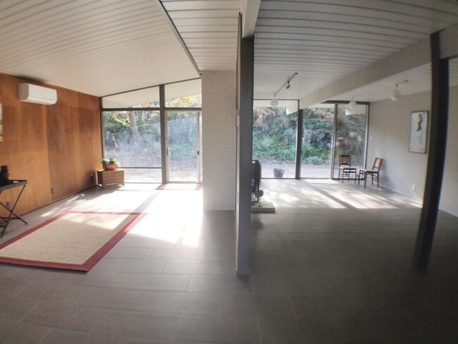 Building Photo - Eichler home near downtown Walnut Creek