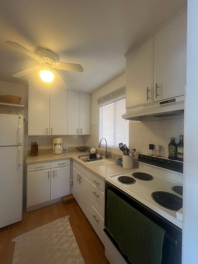 Building Photo - 2041 Sunset Dr