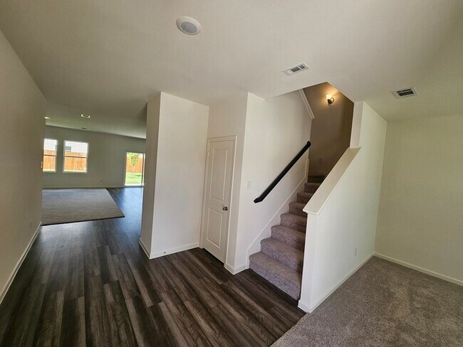 Building Photo - Move-in Special: 50% off second full month...