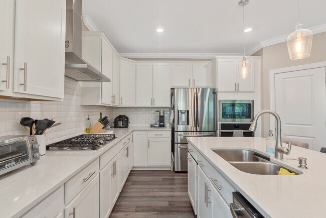 Building Photo - AVAILABLE in July Charming 3-Bedroom, 2-Bath Ranch-Style Home