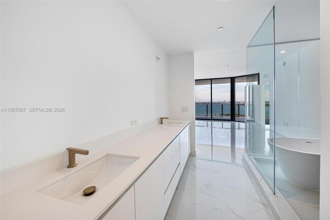 Building Photo - 700 NE 24th St