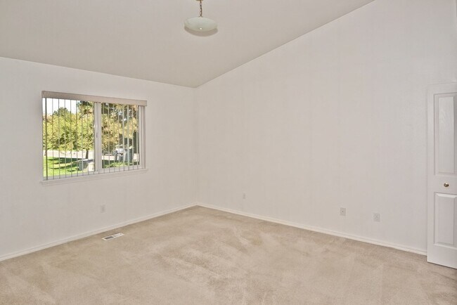 Building Photo - Convenient 3 Bedroom 2 Bathroom Southeast Townhome