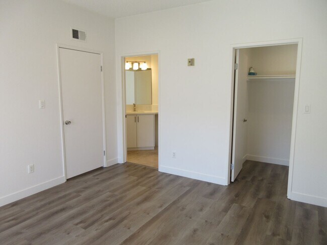 Building Photo - **REDUCED PRICE** 2 bedroom Canoga Park condo on Eton Ave!