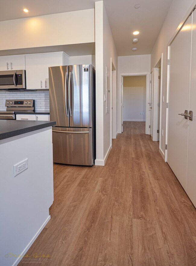 Building Photo - Pool-View Ground Floor Flat - Available Mid May