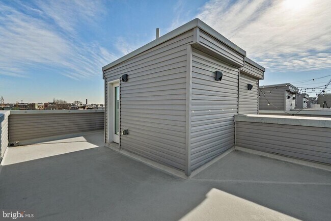 Building Photo - 2235 Hope St