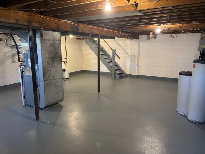 Clean dry spacious basement - 5155 Thursby Rd