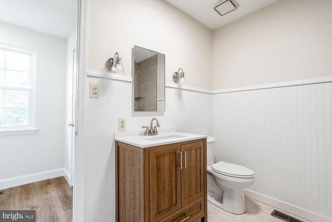 Building Photo - 10 Honey Locust Ln