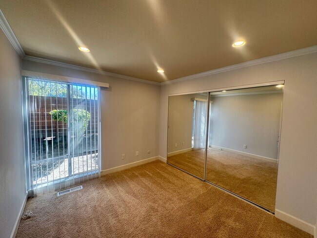 Building Photo - Gorgeous Lower End Unit with Inside Laundry Available Now!