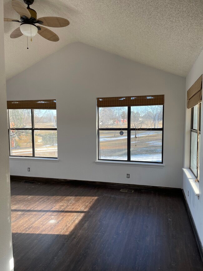 Building Photo - 7119 Summit Dr