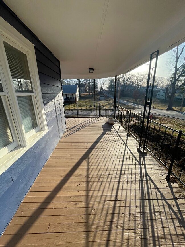 Building Photo - 3BR/2BA Home with Detached Garage & Large Yard