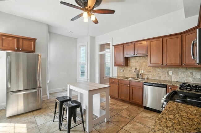 Building Photo - Two Bedroom in Newport!
