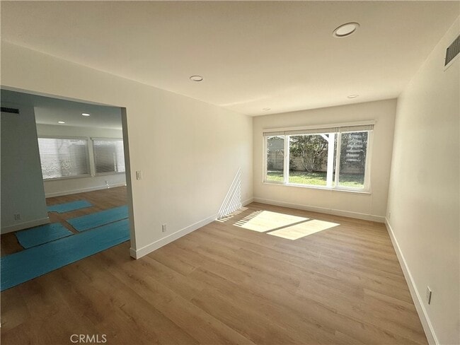 Building Photo - 9872 Kings Canyon Dr