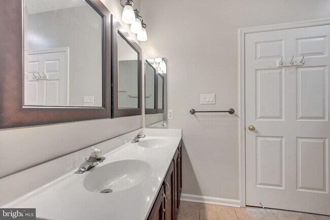 Building Photo - 2400 Chestnut Terrace Ct