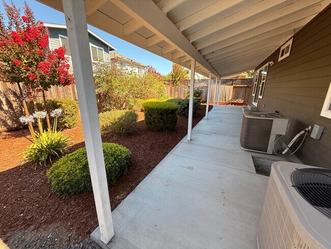 Building Photo - NEW PHOTOS! Two-level home located in Coff...