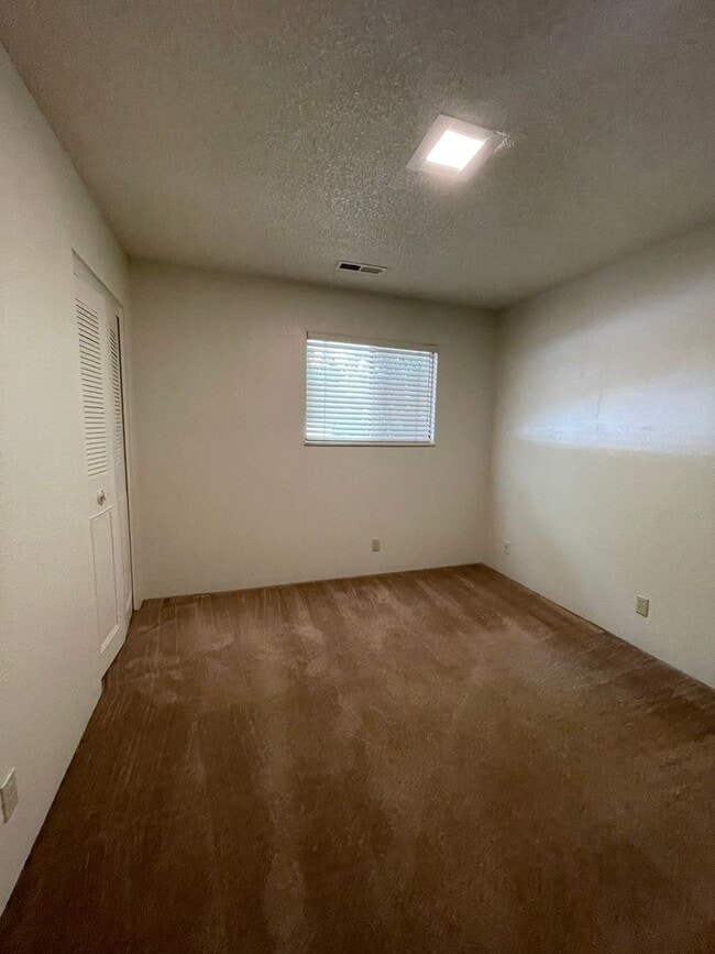 Building Photo - SPACIOUS HOME ON THE WEST SIDE OF REDDING