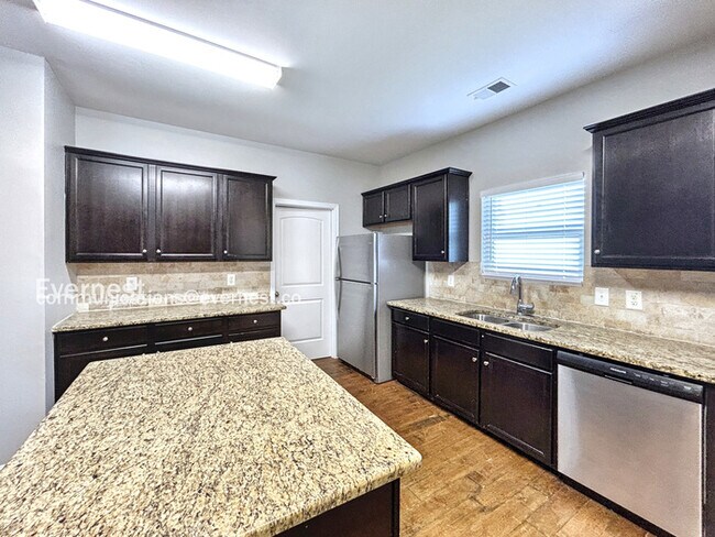 Building Photo - Spacious Home 5 beds & 3 baths / Pet Frien...