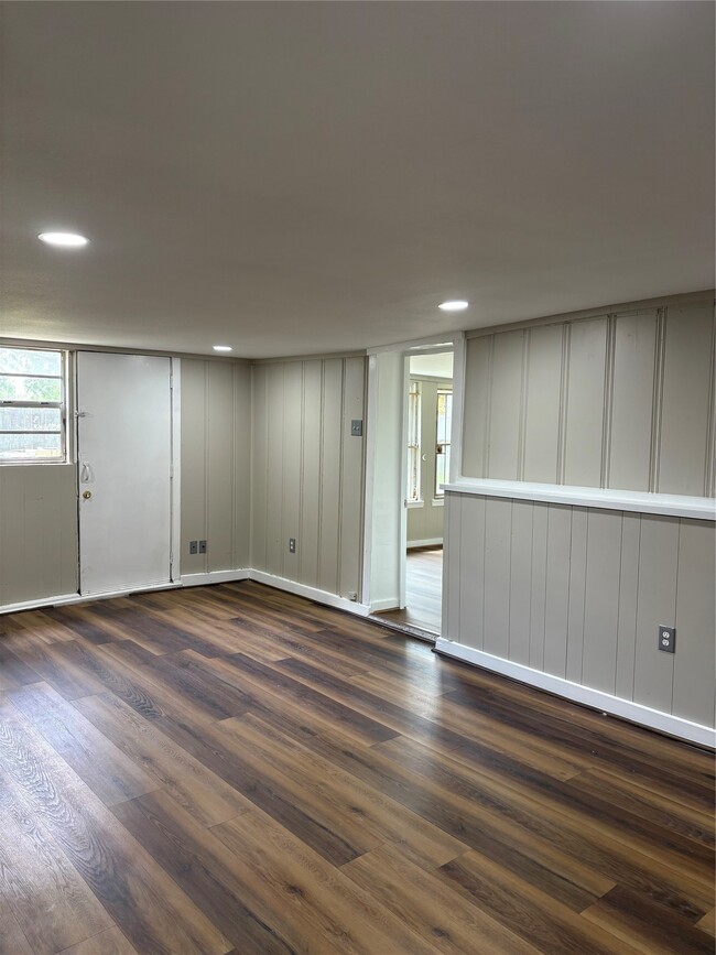 Building Photo - 5914 Ridgeway Dr