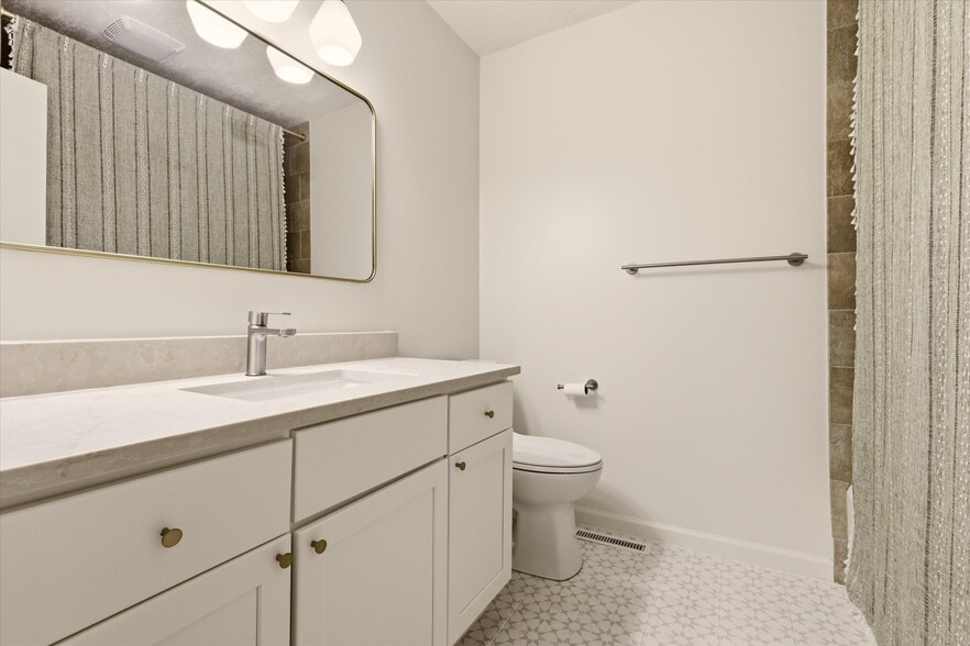 guest bath w/ bathtub - 2309 W 104th St