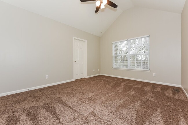 Building Photo - 1046 Golf View Way