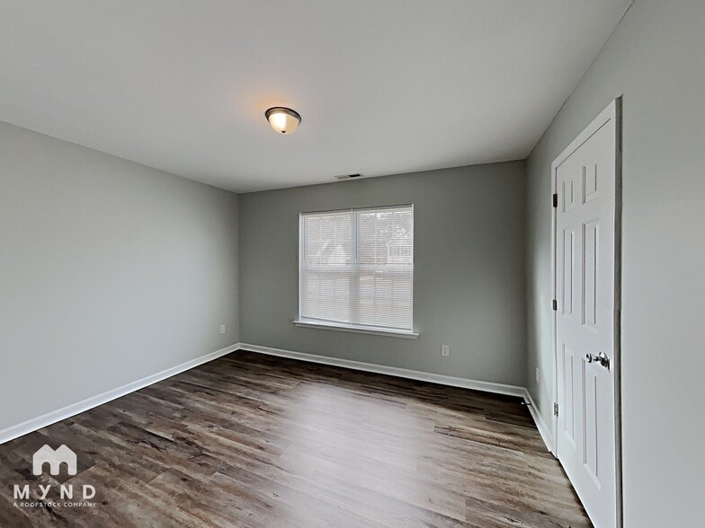 Building Photo - 345 E Village Dr