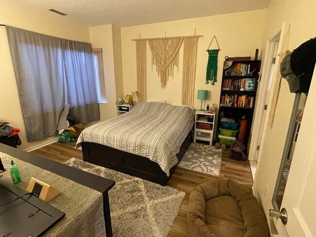 Building Photo - 110 Strathmore Rd