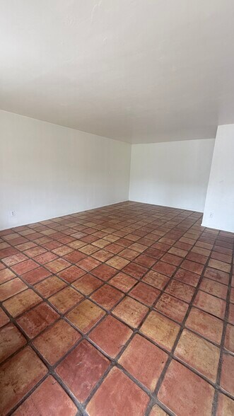 Building Photo - 1204 W 7th St