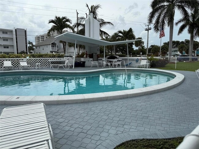 Building Photo - 1110 N Riverside Dr