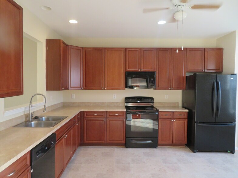 Building Photo - 3700 Bedford Dr